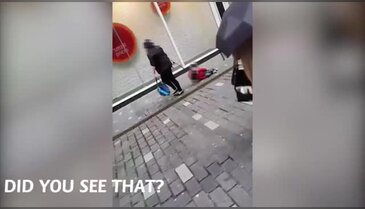 Bakışlara aldırmadı! Çocuğunu yerde sürükledi