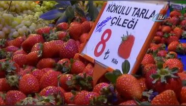 Bursa'da ekim ayında pazarda tarla çileği