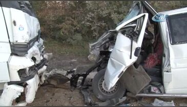 Bursa'da kamyon ile minibüs kafa kafaya çarpıştı: 1 ölü