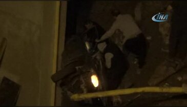 Bursa'da otomobil alt geçit inşaatına uçtu: 4 yaralı