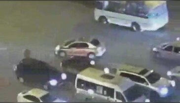 Yoğun trafikteki yaşlı adamın imdadına polis yetişti
