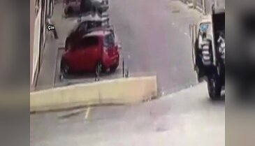 El freni çekilmeyen kamyonet bir anda hareket etti