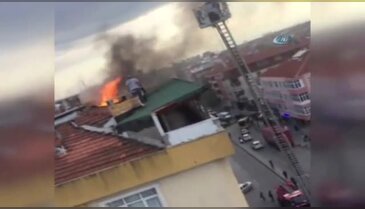 Elindeki bezle yangına müdahale etti!