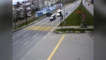 Bursa'daki trafik kazaları MOBESE kameralarına yansıdı