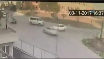 Üç aracın birbirine girdiği kaza kamerada