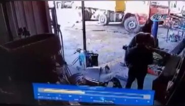 Tamir ettiği lastik bomba gibi patlayınca ağır yaralandı