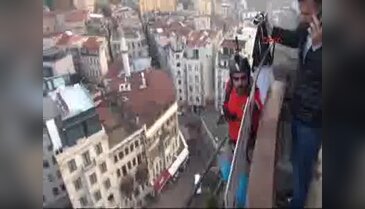 385 yıl sonra bir ilk! Galata Kulesi'nden atladı