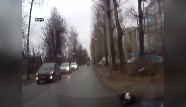 Yola atlayan genç kız otomobilin altında kaldı