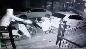 Motosikletle gelip motosiklet çaldılar
