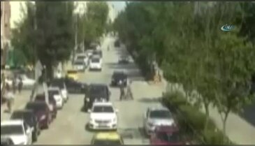 Otomobil anne ve çocuğuna böyle çarptı