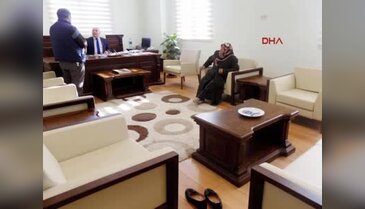 Vali yardımcısının odasında 'halı kirlenmesin' diye ayakkabılarını çıkardı