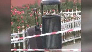 Kadın bomba uzmanı şüpheli valize müdahale etti