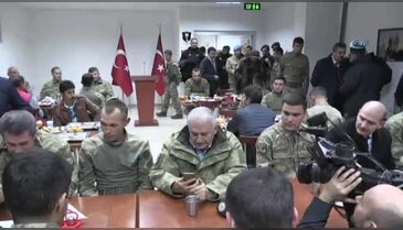Başbakan Yıldırım askerlerle bir araya geldi