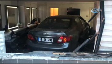 Bursa'da kadın kuaförüne araç girdi, faciadan dönüldü