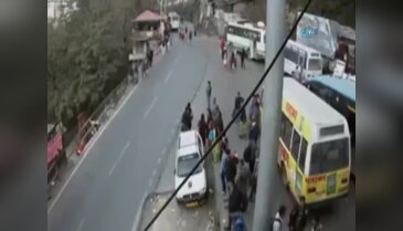 Motosikletli kadına böyle çarptı