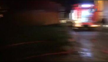 Bursa'da 2 katlı ahşap bina alevlere teslim oldu!