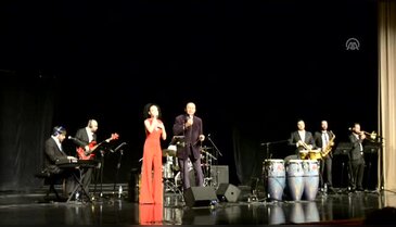 Ayhan Sicimoğlu ve Latin All Stars Orkestrası Bursa'da konser verdi