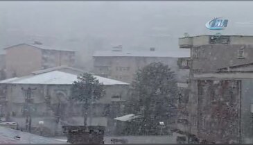 Hakkari'de lapa lapa kar yağışı!