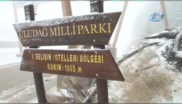 Bursa Uludağ'a kar yağdı, vatandaşlar kar topu oynadı