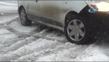 Yolları kar kapladı, araçlar yolda kaldı!