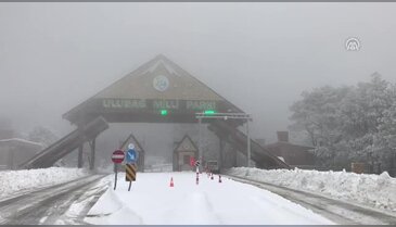 Bursa Uludağ'da kar kalınlığı yaklaşık 1 metreye ulaştı araçlar yolda kaldı