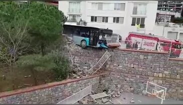 İstanbul'da halk otobüsü istinat duvarına çarptı!
