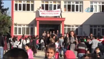 Bursa'da davulla zurnayla Öğretmenler Gününü kutladılar