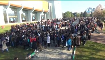 Bursa'da İlber Ortaylı'ya öğrencilerden yoğun ilgi