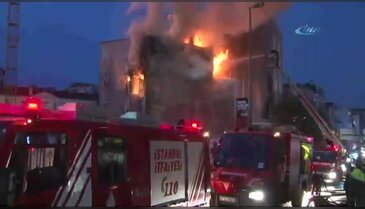 Taksim Meydanı'ndaki metruk bina alev alev yandı