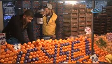 Bursalı pazarcı tezgah başında söylediği şarkıyla fenomen oldu