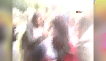 Kız öğrenciler kavga etti, erkekler tezahürat yaptı!