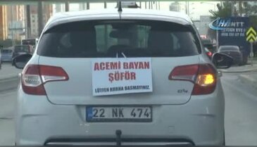 Kadın sürücüden arabasının arkasına ilginç pankart