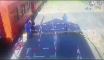 Tren çocuğa böyle çarptı