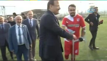 Bursa'da sakatlanan Afrikalı futbolcunun yardımına Başbakan Yardımcısı Çavuşoğlu koştu