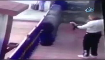 Orduevi önünde korkunç anlar! Yavru kediye akılalmaz işkence...