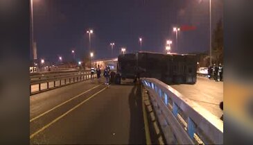 TIR, metrobüs yoluna devrildi: Yaralılar var
