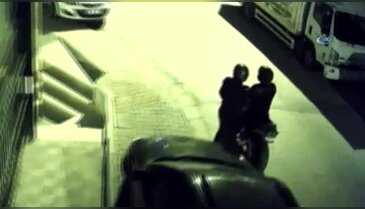 Demir kesme makasıyla zinciri kesip motosikleti çaldılar