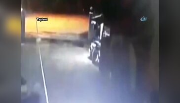 Devrilen demir kapının altında can verdi