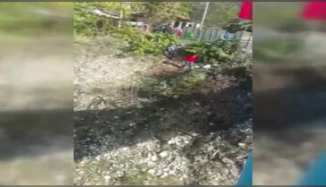 Suya düşen Türk bayrağını iki lise öğrencisi çıkardı