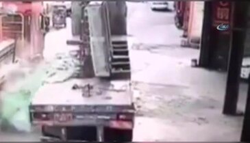 Cam blok işçinin kafasında tuzla buz oldu