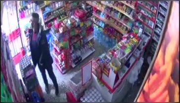 Çaldığı parayı çorabına koydu
