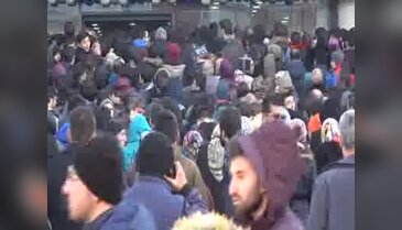 El ele verip, öne geçirdiler! İzdiham yaşandı