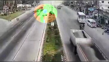 Tırdan fırlayan tekerlek can aldı