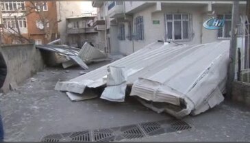 Bursa'da lodos çatıları uçurdu, araçlara zarar verdi! - 2