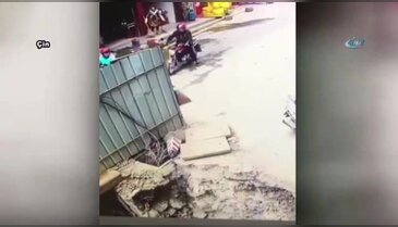 Motosiklet çukura düştü: Adam ve 2 çocuğu...