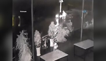 Motosiklet aydınlatma direğine çarptı