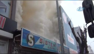 Bursa'da dekorasyon dükkanı alev alev yandı