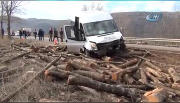 Bursa'da işçi servisi yola düşen tomruklara çarptı: 6 yaralı