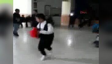 Düğünde oynayan çocuğa tekme!