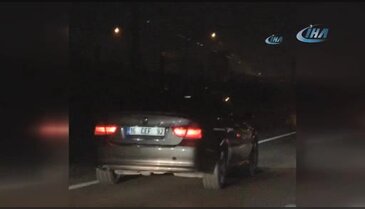 Bursa'da trafikte hem araç kullandı hem de kitap okudu